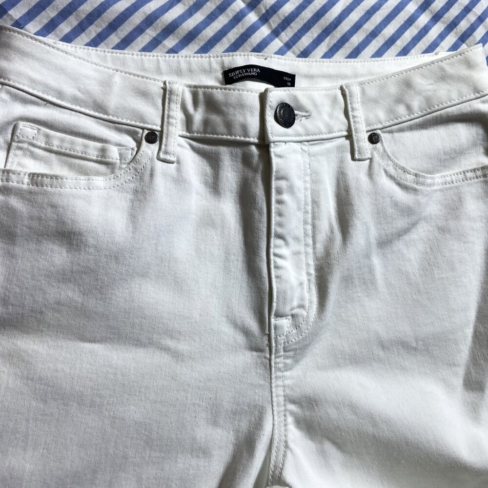 VERA WANG SIMPLY VERA WHITE JEANS WITH EMBROIDERED FLOWERS CROP 10 - Picture 3 of 8